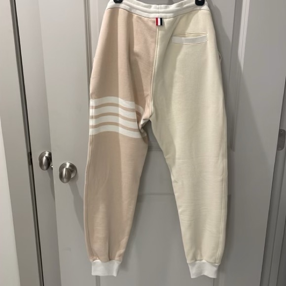 THOM BROWNE ENGINEERED STRIPE
SWEAT PANT
Tonal White Funmix - Picture 4 of 6